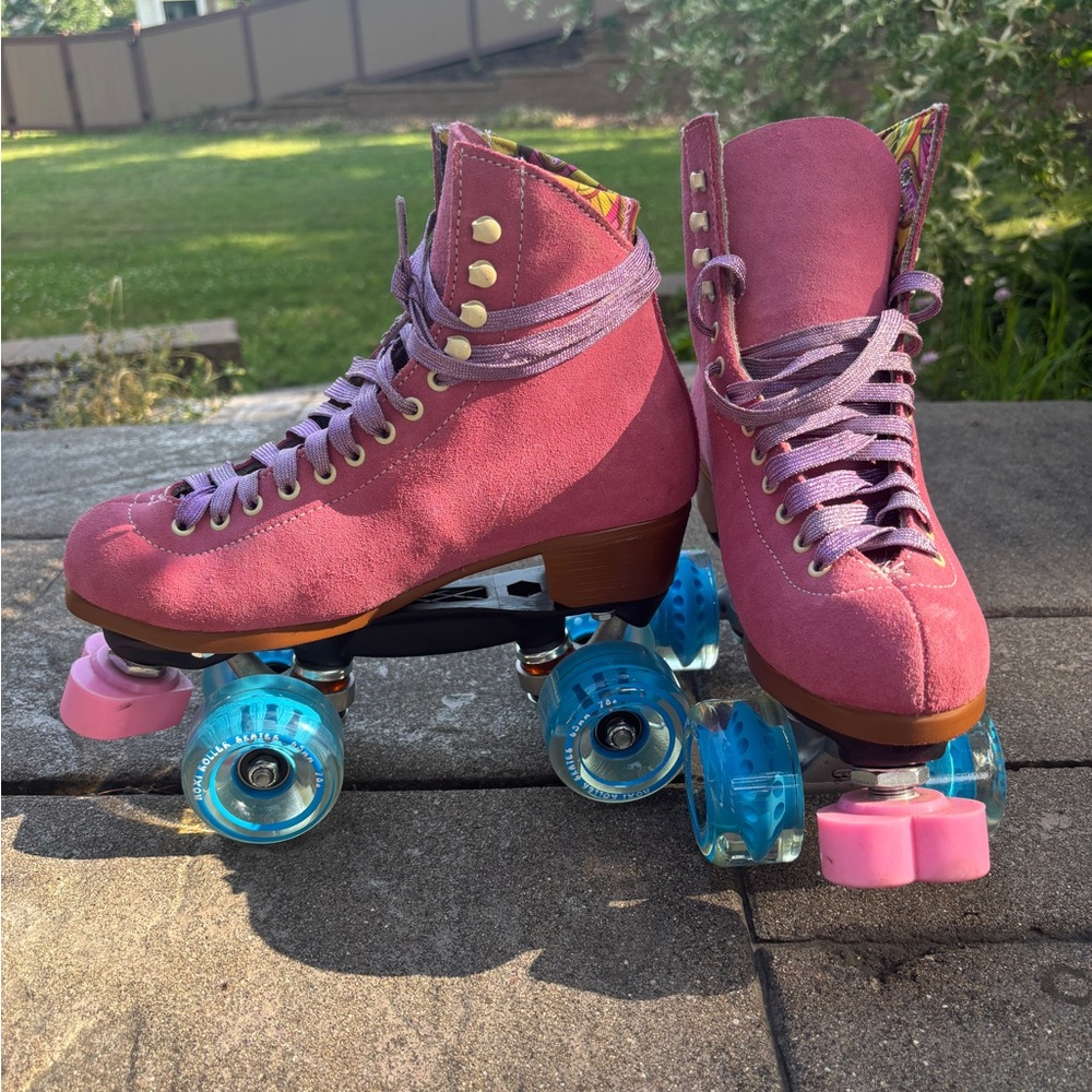 Malibu Barbie™ Moxi Roller Skates - Strawberry Pink